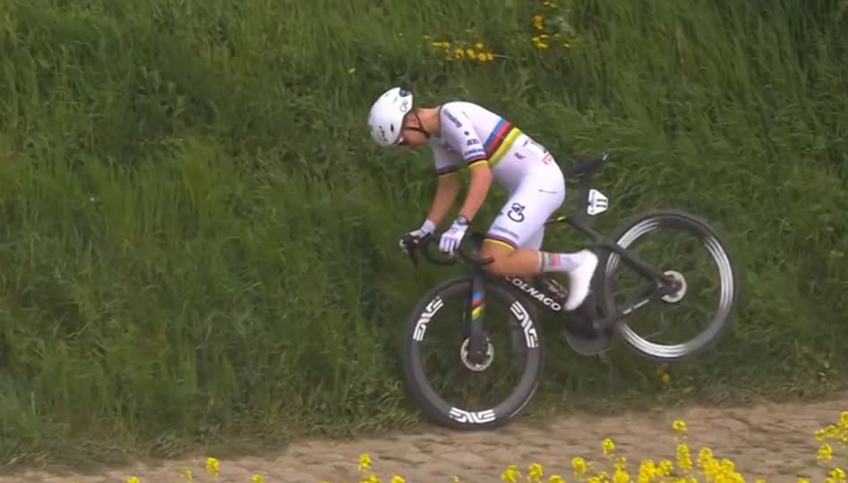 Foratura Pogacar Paris Roubaix 2026